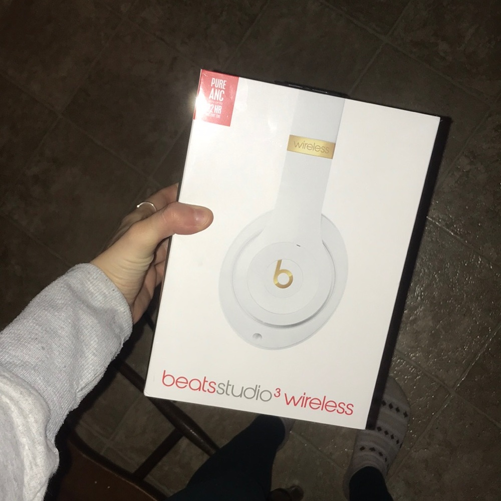 Beats Studio 3 wireless BRAND NEW! PLASTIC SEALED!